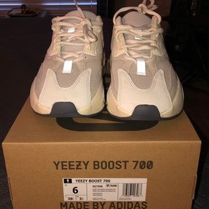 Adidas yeezy boost 700